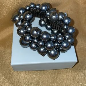 Expandable bracelet. Super pretty & stretchy. Gray baubles